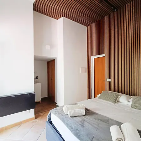 Mini Con Balcone A Piazza Del Popolo רומא